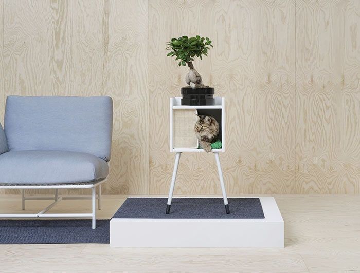 Charlie som visar IKEA's myspuff